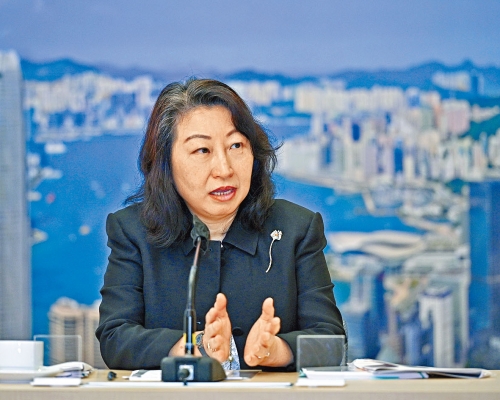 鄭若驊在網誌表示,同意社會有意見指法律團體並非政黨或政治組織,應致力保持專業而非政治化。