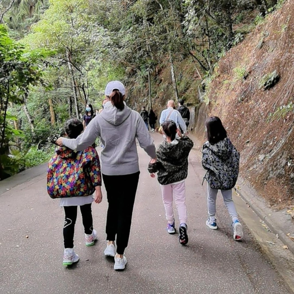 黎姿經常與3女兒一起活動。