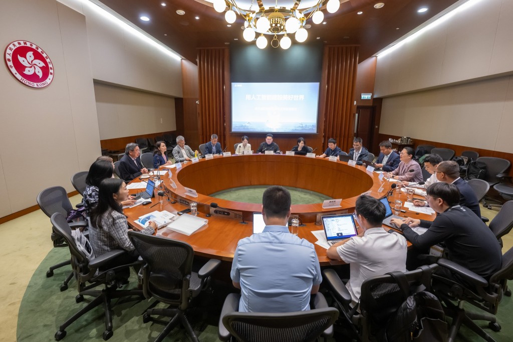 梁君彥等今早與科大訊飛副總裁王瑋會面。 梁君彥等今早與科大訊飛副總裁王瑋會面。