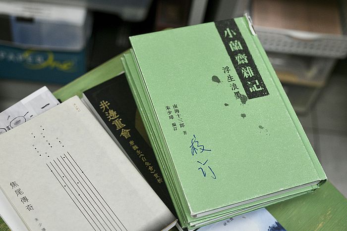 朱少璋的三本著作：（左起）散文集《焦尾傳奇》、《井邊重會︰唐滌生〈白兔會〉賞析》和《小蘭齋雜記》。