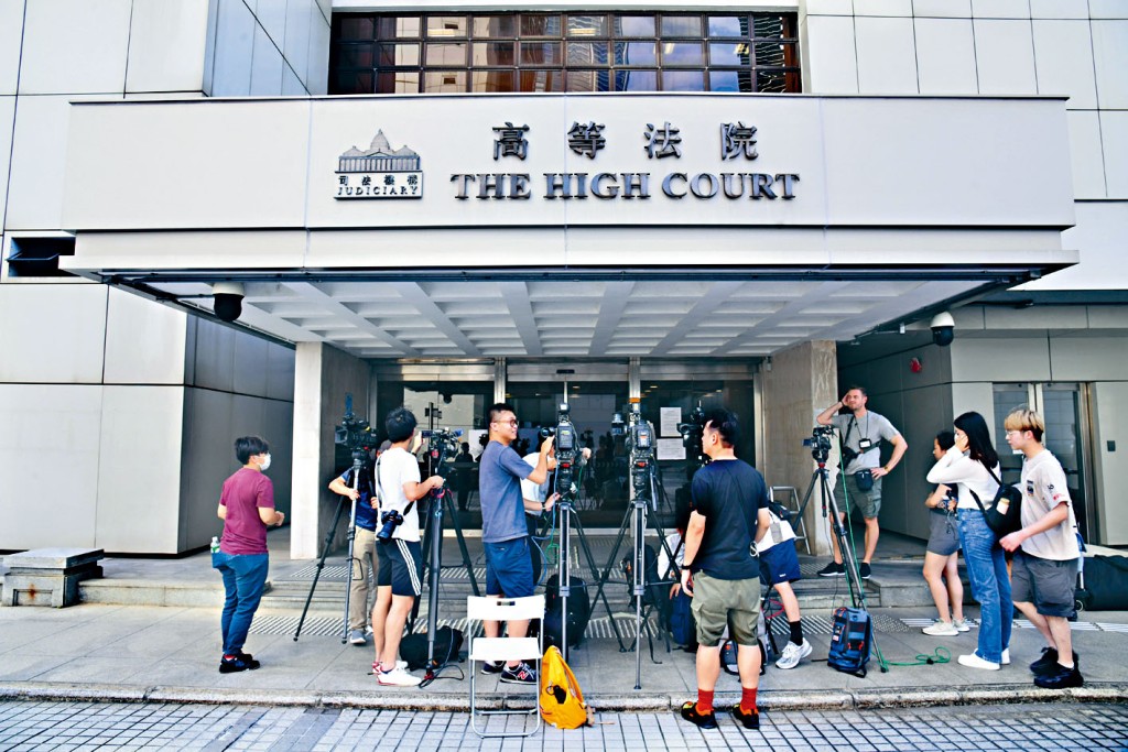 大批傳媒昨在高等法院外守候,等待律政司就《願榮光》申請禁制令的結果。