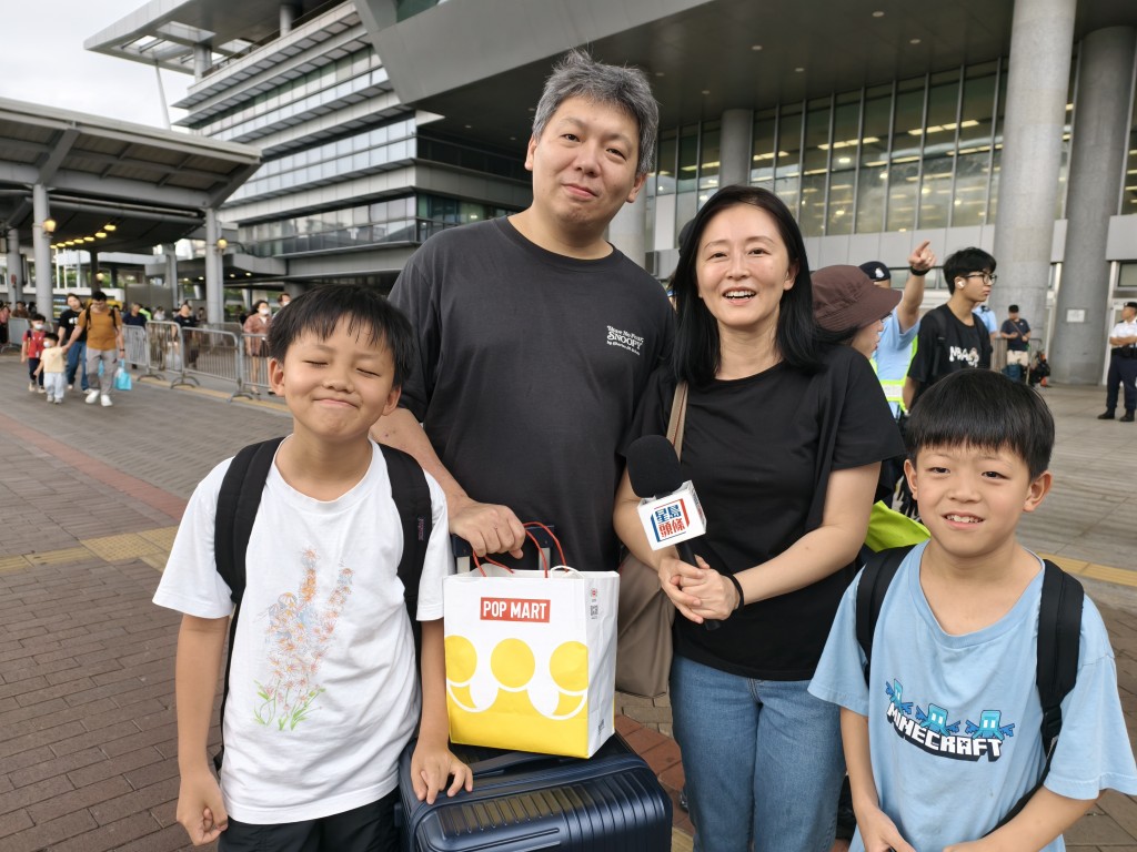 市民張太到深圳5日,直言內地消費「真係平好多,平均都一半」。徐裕民攝 市民張太到深圳5日,直言內地消費「真係平好多,平均都一半」。徐裕民攝