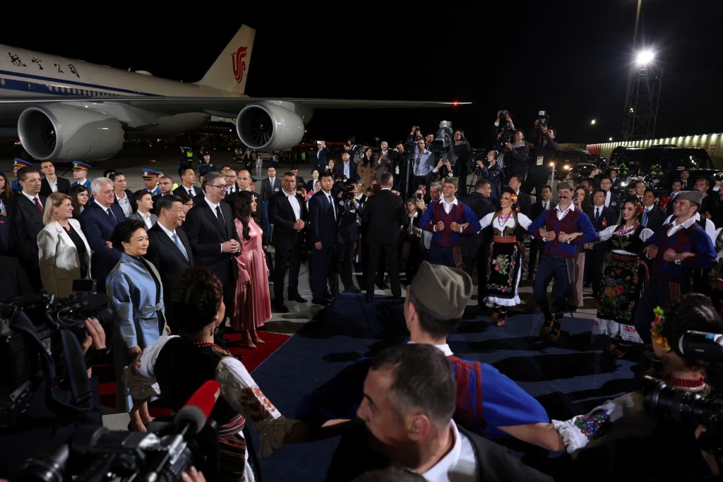 習近平抵達塞爾維亞國事訪問，總統武契奇到機場迎接。路透社