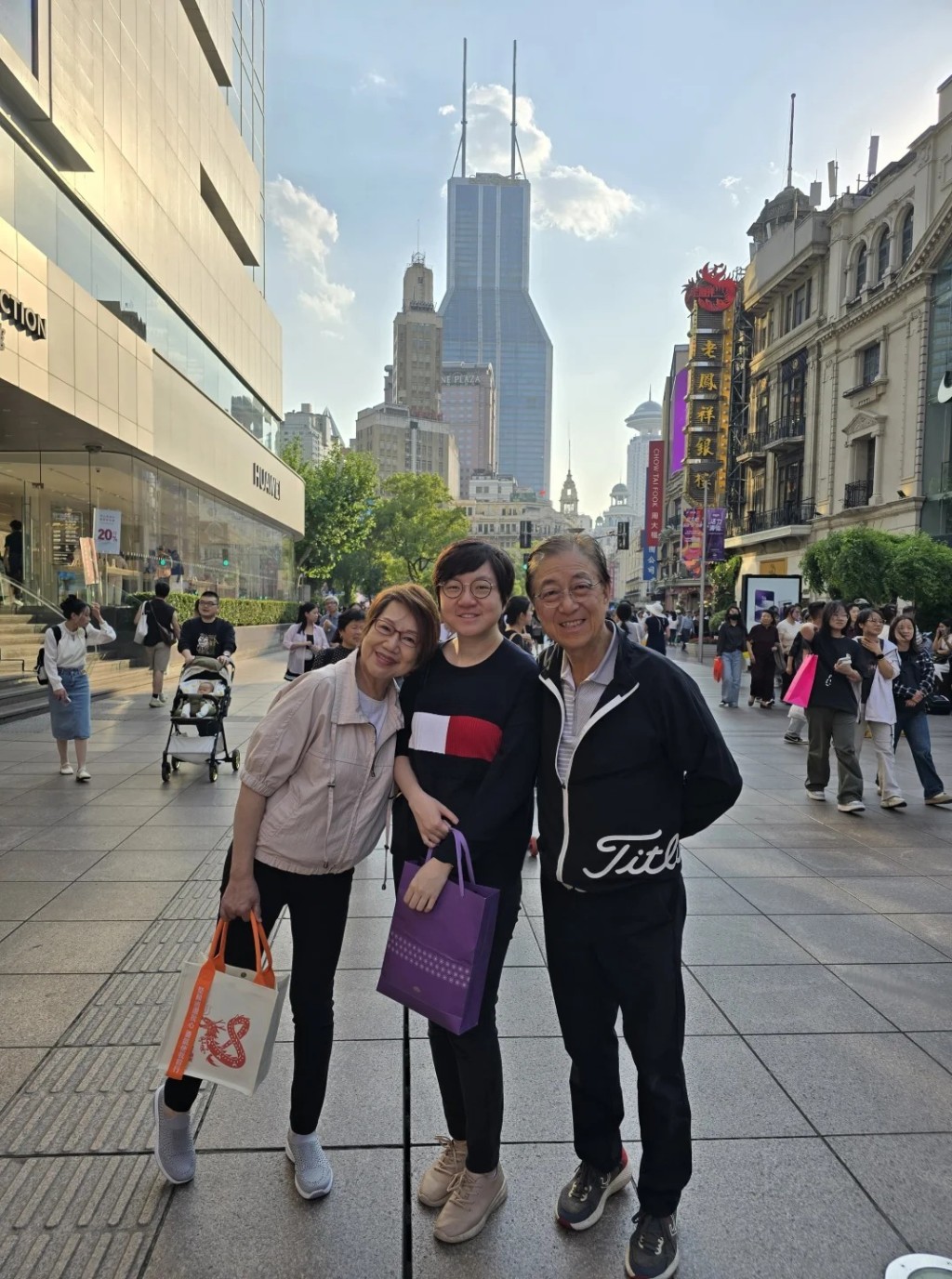 車淑梅與張文新在上海與女兒(中)及女婿歡度。 車淑梅與張文新在上海與女兒(中)及女婿歡度。