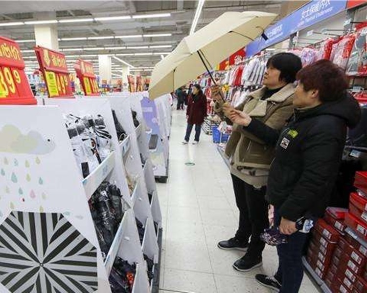 市民挑選雨具。網圖