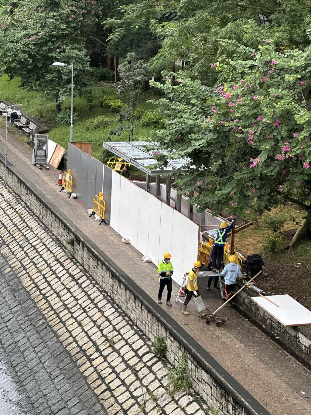 有大埔街坊發現運作僅約1個月的列車造型避雨亭已被圍封。「大埔 TAI PO」群組