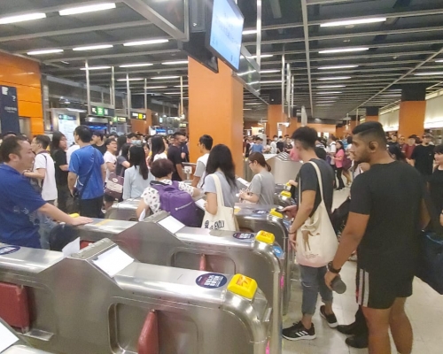 寳琳站示威者打開閘門號召乘客免費搭車。