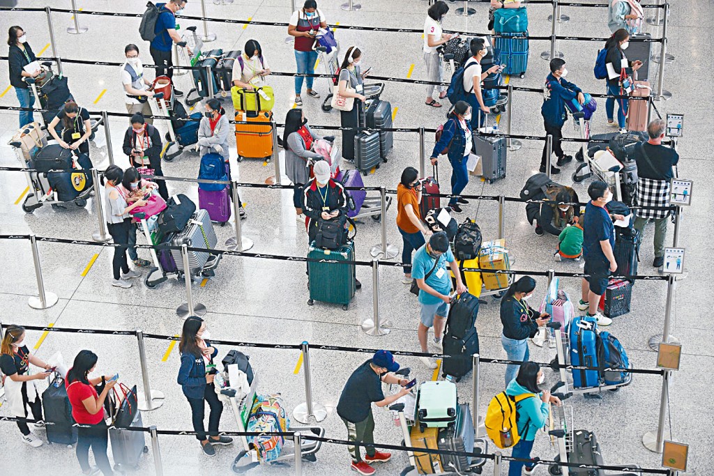 醫管局派員到機場為畿內亞旅客進行瘧疾篩查。