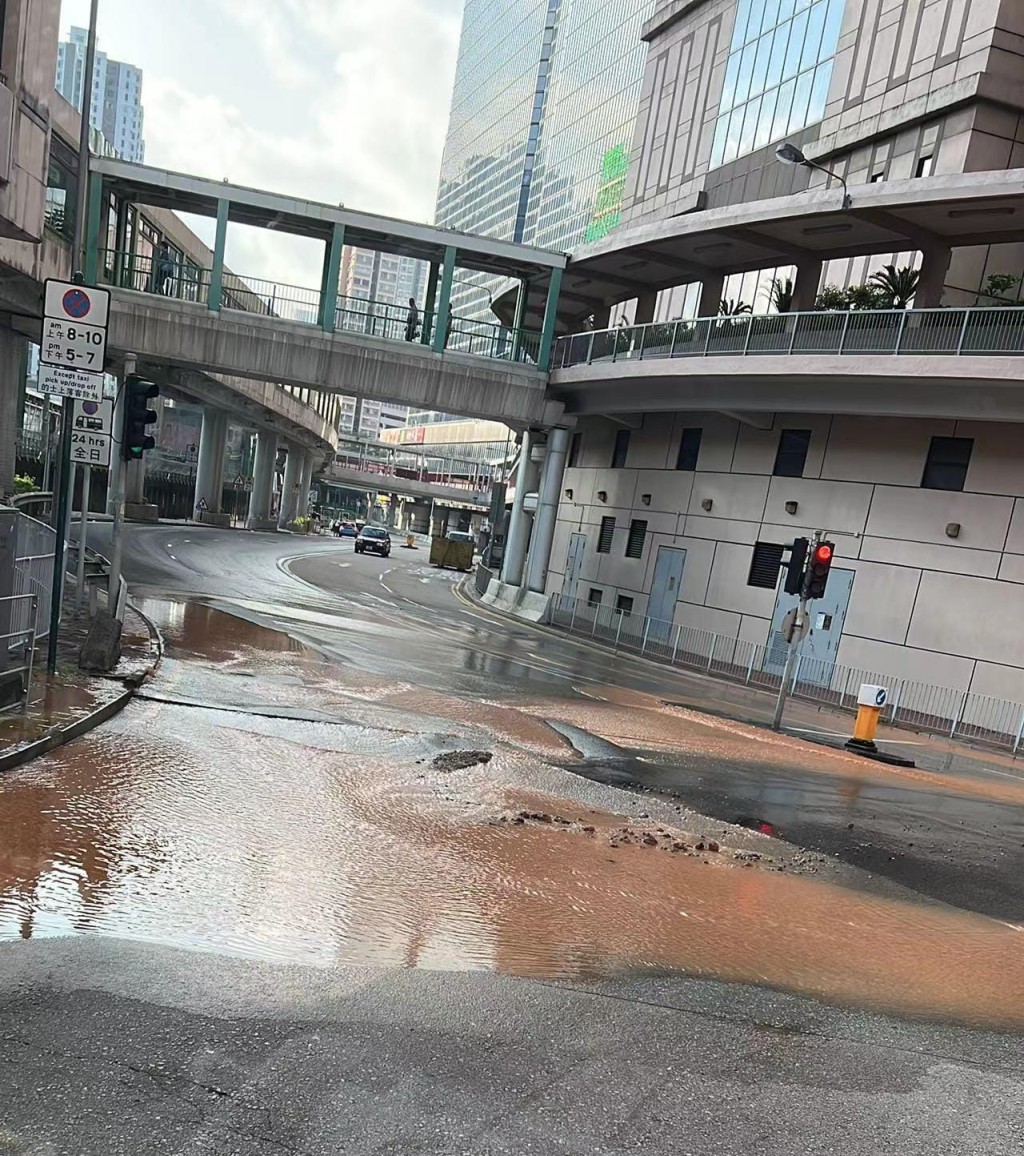 大量黄泥水涌出路面。fb：立肠 全港资讯 Facebook 交通台