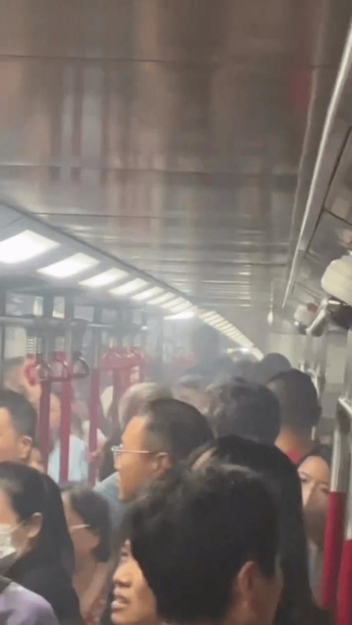網上片段所見當時車廂煙霧彌漫。Threads:andychan7420 網上片段所見當時車廂煙霧彌漫。Threads:andychan7420