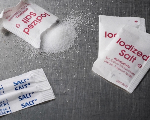 美國FDA公布指南，建議食品業減鹽12%。路透社資料圖片