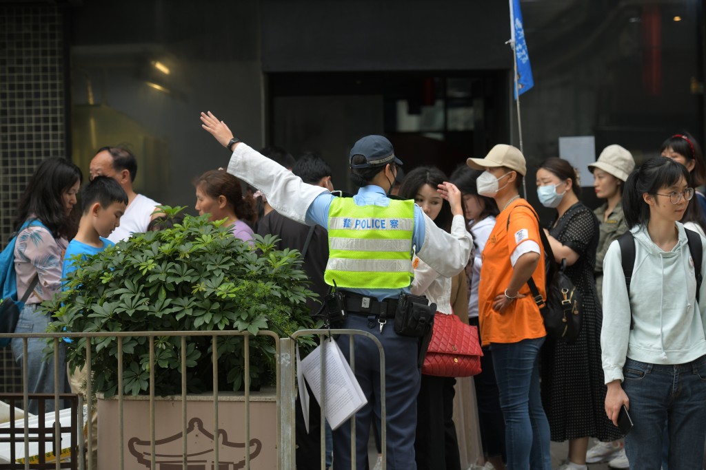 警員在現場維持秩序。梁譽東攝