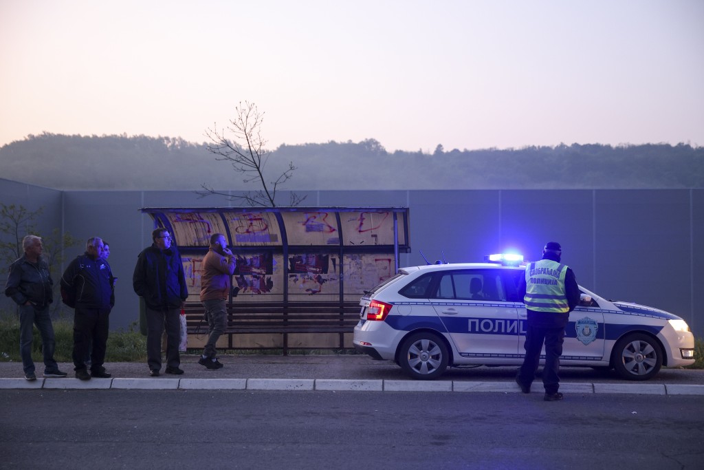 塞爾維亞再爆重大槍擊案，釀8死13傷，警方封鎖道路追捕槍手。AP