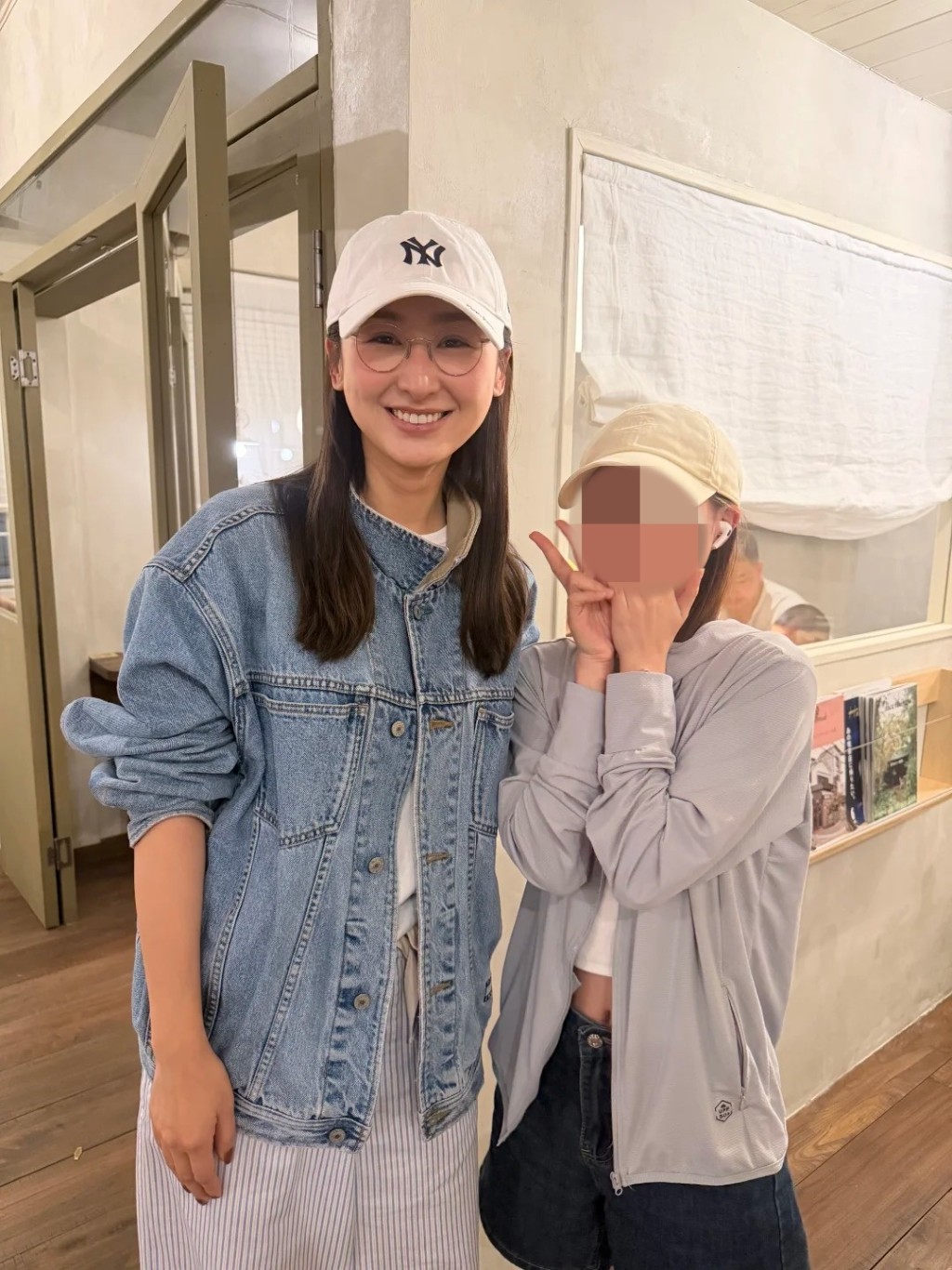 近日高海寧大方貼近粉絲合照,笑容甜美毫無架子。 近日高海寧大方貼近粉絲合照,笑容甜美毫無架子。