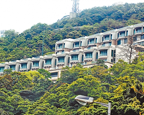■山頂倚巒洋房以2.4億易手，平均呎價約7.74萬，屬市價水平。
