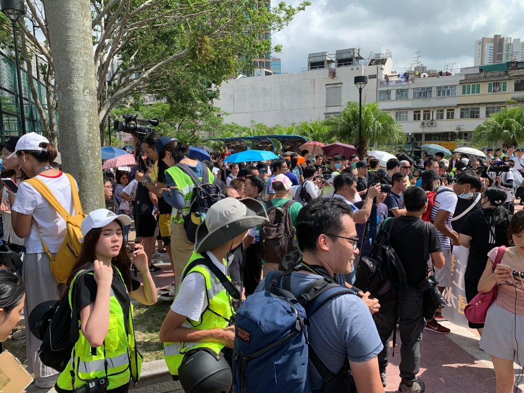 市民已陸續到北區運動場集合。