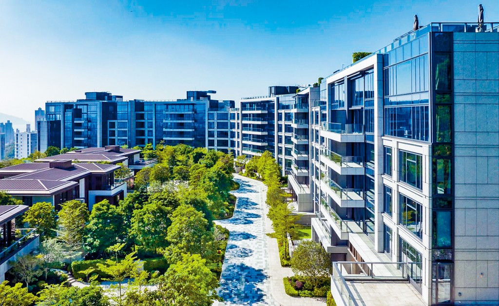 九龍半山緹外以招標形式售出5座1樓B室連裝修分層大宅，面積4,325方呎，連256方呎前庭，以2億元連2個車位成交，呎價約46,243元。
