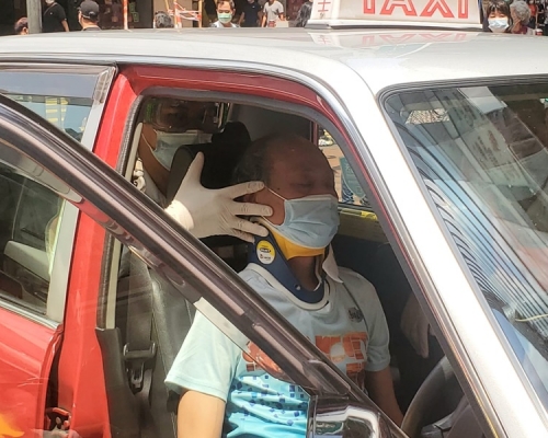 的士司機頸部受傷救護員為其戴上護頸圈。林思明攝