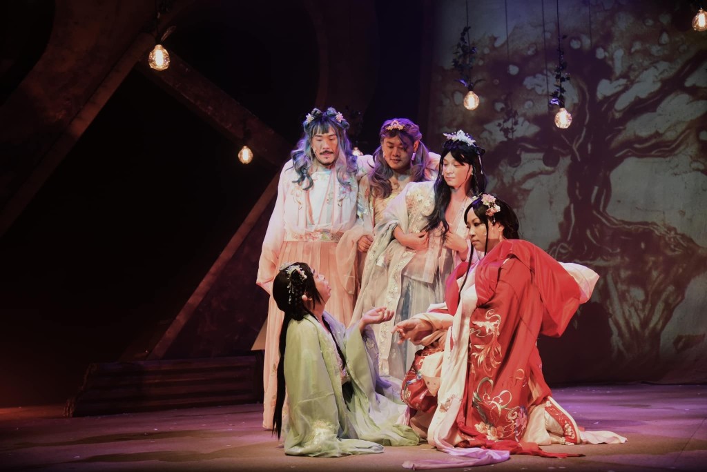 邓智坚至今仍活跃剧场，曾自编自导自演《妓寨英雄宴》。