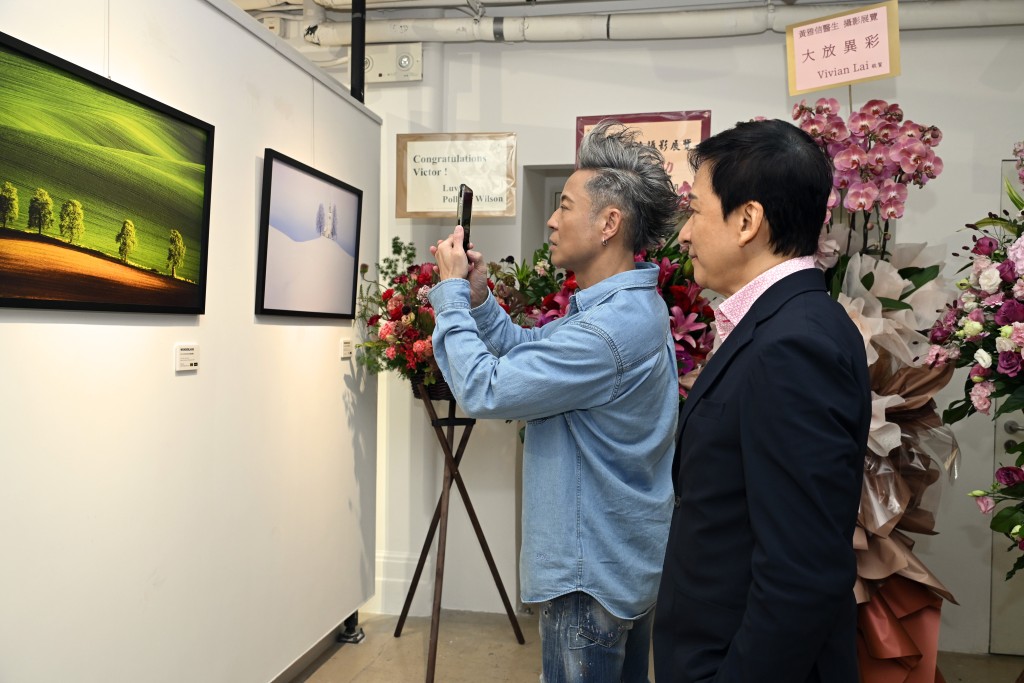 見到靚相忍唔住影低。