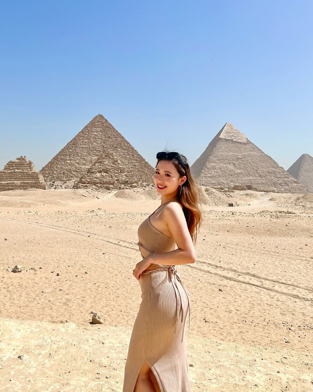 马晓晴又在45度高温下，穿上挂颈贴身小背心，在开罗金字塔及狮身人面像前打卡。