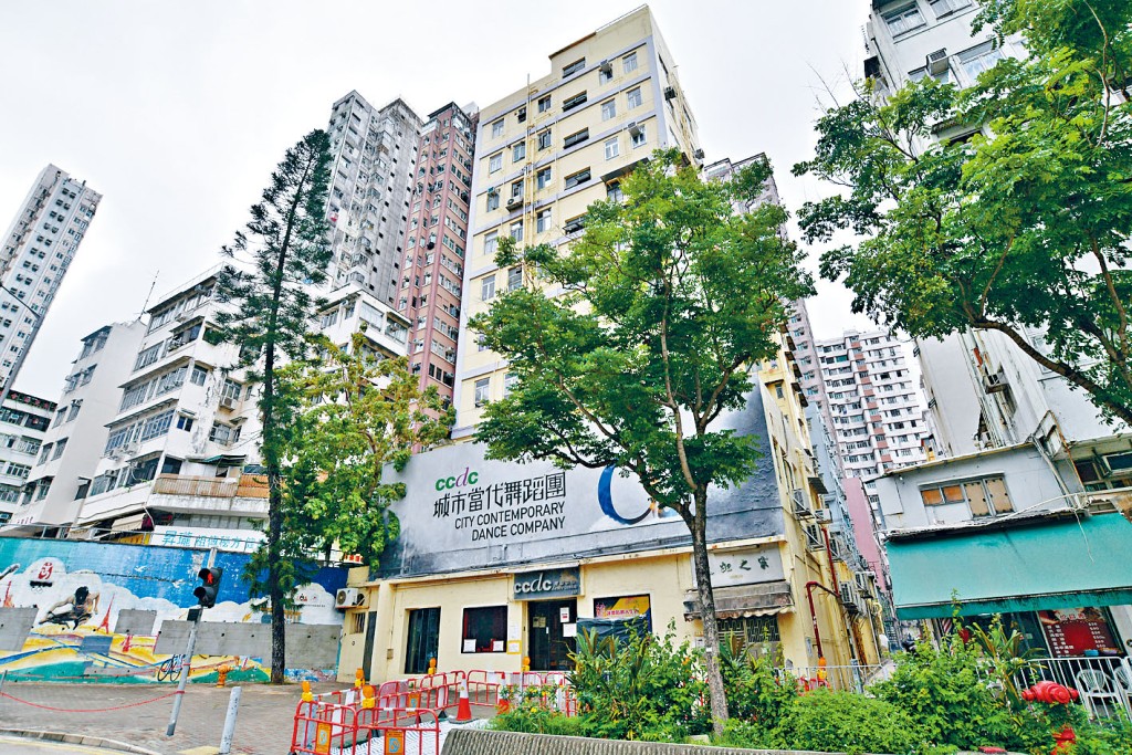 ■黄大仙正凤楼获财团申请强拍，旁为天虹之家。