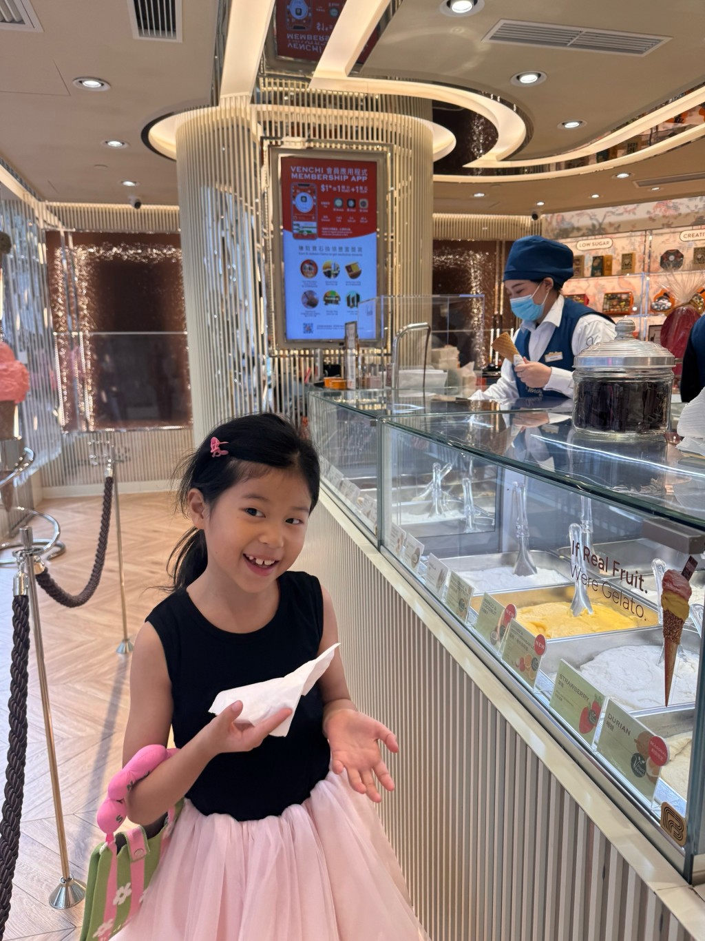 Camellia在雪糕店前,流露出期待又興奮的表情。 Camellia在雪糕店前,流露出期待又興奮的表情。