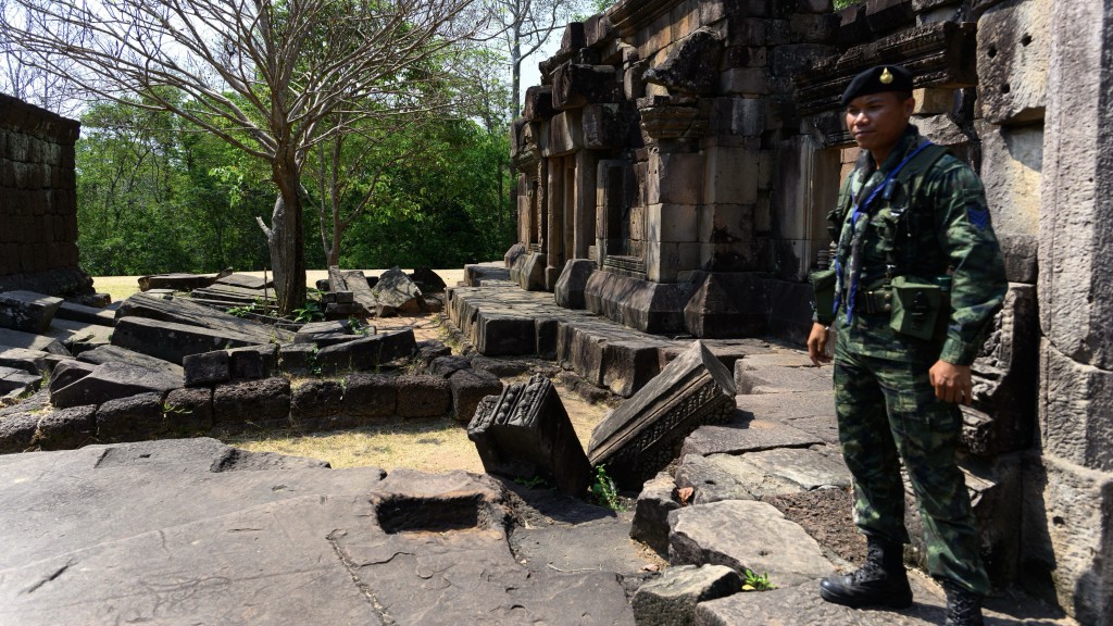 一名泰國士兵在泰國素林府泰柬邊境爭議地區Prasat Ta Muen Thom站崗。 法新社