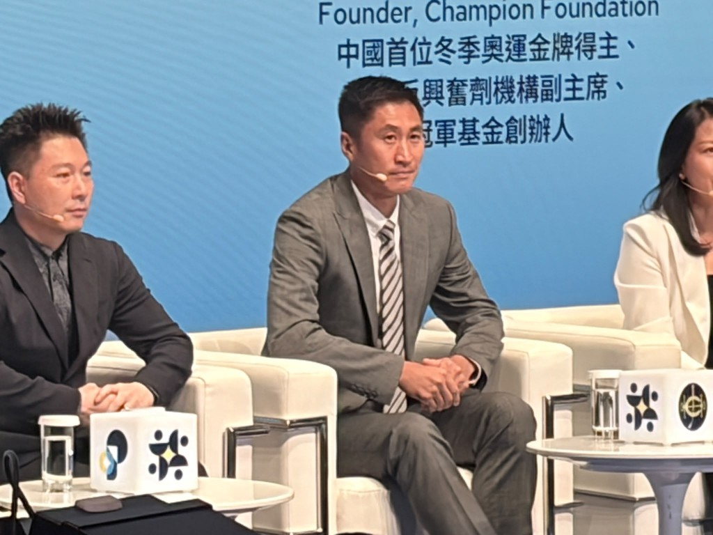 世界盃裁判馬寧(中)。 世界盃裁判馬寧(中)。
