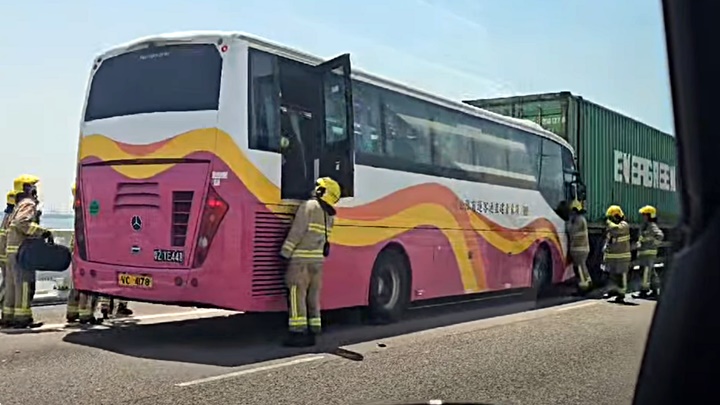 消防將被困司機救出。fb：突發馬路車cam大全