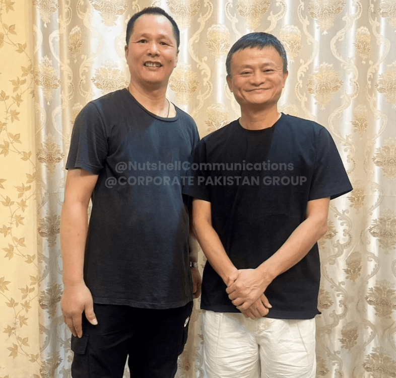 去年7月1日，巴基斯坦NutShell集团的创始人阿兹法尔·阿赫桑晒出了和马云的合照。