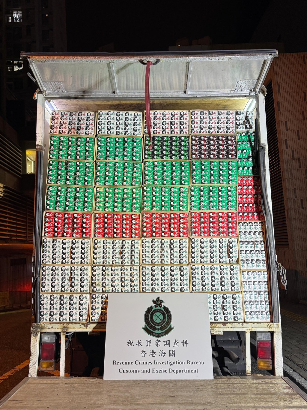 關員在貨車上檢獲181萬支懷疑私煙。海關圖片 關員在貨車上檢獲181萬支懷疑私煙。海關圖片