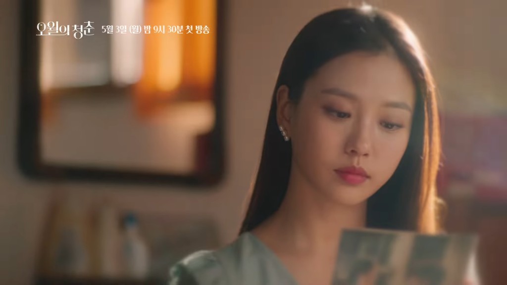 高旻示靜靜閱讀李到晛的文字。