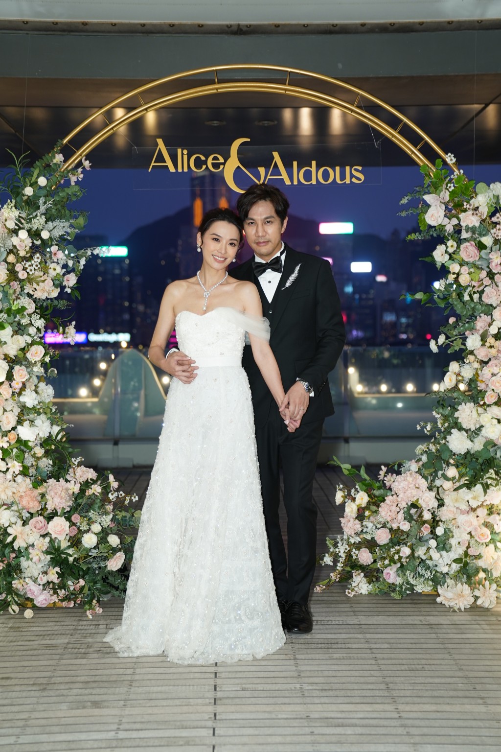 陈炜与医生老公的婚礼，婚纱款式简单而隆重。