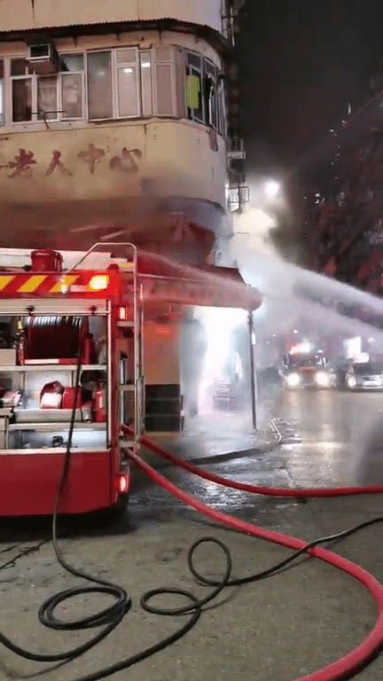 消防動用一喉一煙帽隊灌救。荃灣海濱居民促進會FB
