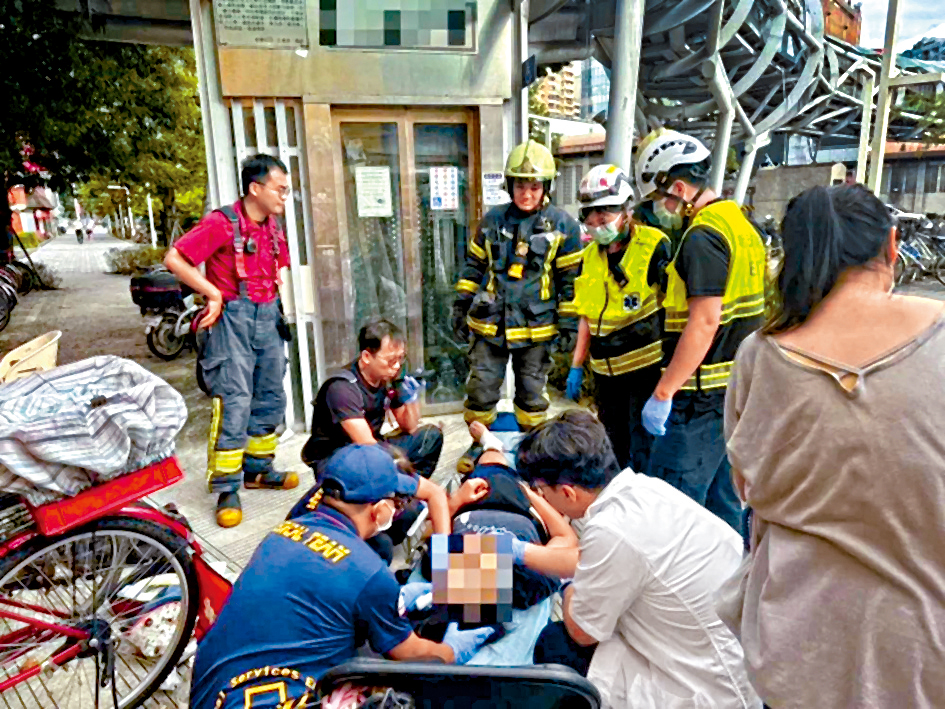 新北市救護人員將受傷者救出。