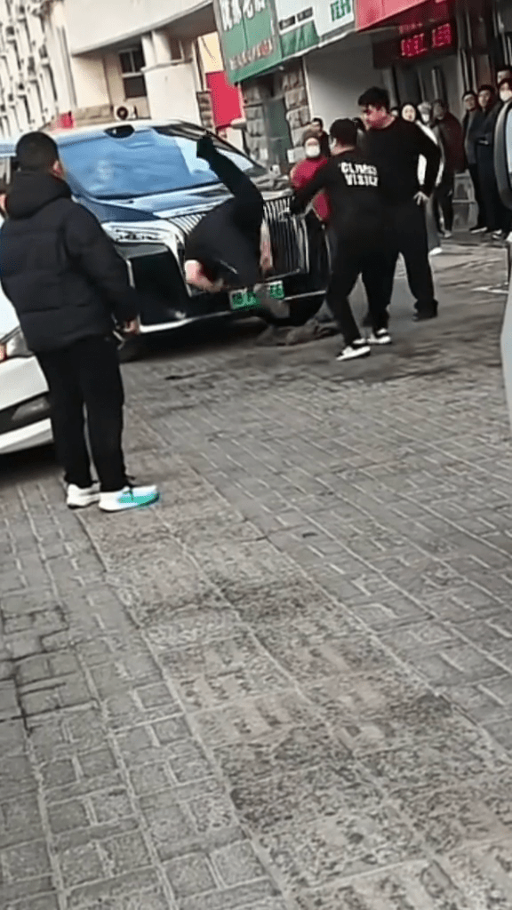 争路爆冲突情绪失控，河南汉“飞身插水式头槌”狂撼对方车头。