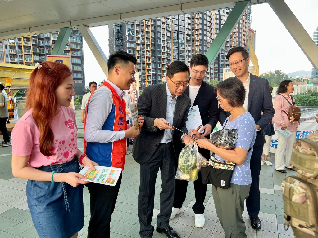 楊潤雄到位於馬鞍山烏溪沙站迎海天橋的宣傳街站支持。楊潤雄Fb圖片