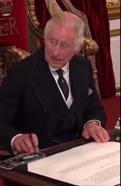 查理斯三世因為被桌上的筆盒和墨水瓶擋到面露不悅。