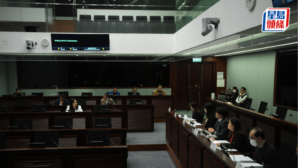 立法會討論樓市減辣草案,銀行公會關注人才「先免後徵」是否適用於住宅連車位。蘇正謙攝