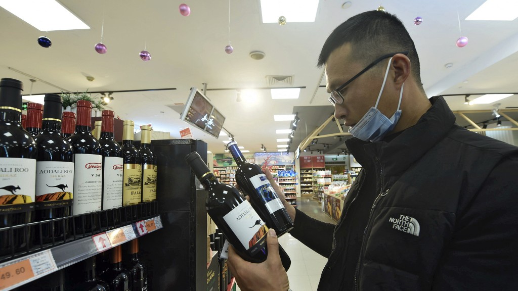 杭州顾客在超市选购澳洲葡萄酒。 美联社