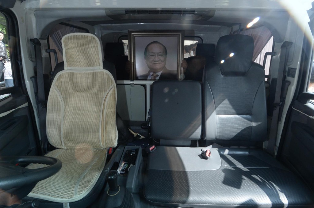 金庸的靈柩會送往寶蓮寺火化。 