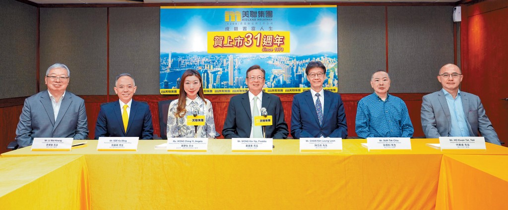 美聯黃建業（中）表示，上半年樓市表現明顯強於預期，反映市場復甦動力持續增強。左三為黃靜怡。