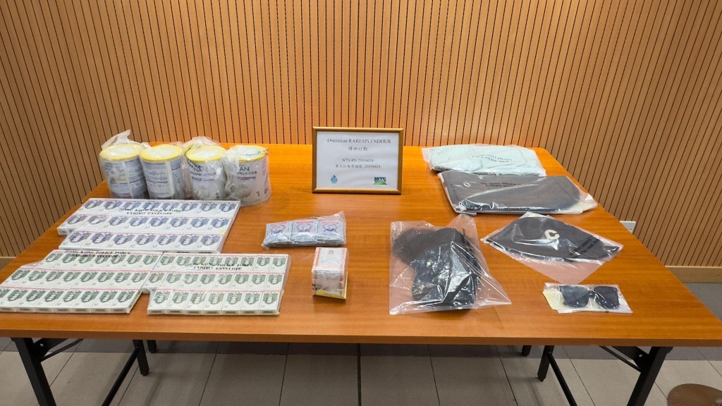 警方起回部份贓物,包括幼兒奶粉、藥油及止咳丸。 警方起回部份贓物,包括幼兒奶粉、藥油及止咳丸。