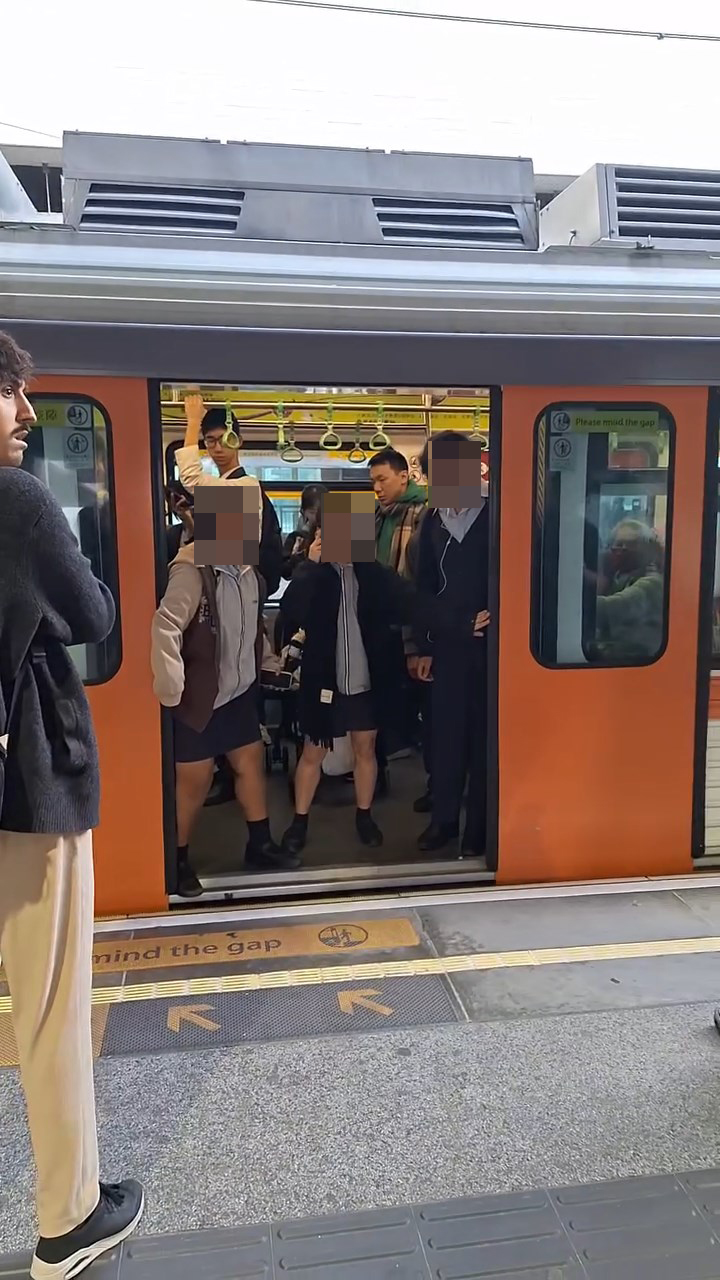 有女學生於一列輕鐵上用手阻擋車門關上並大叫「come in」，有人更伸腳頂住車門拖延時間。threads@random_tree_sleeping影片截圖