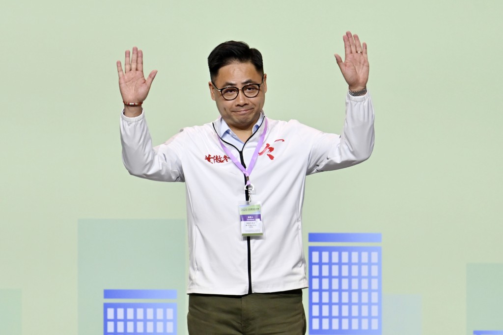葉傲冬申報在港島與家人共同持有一個出租單位，其配偶另於新界擁有一個自住單位。