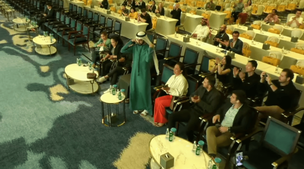 杜拜王子自上次来港参与峰会后，再度出席公开活动。（网上截图）