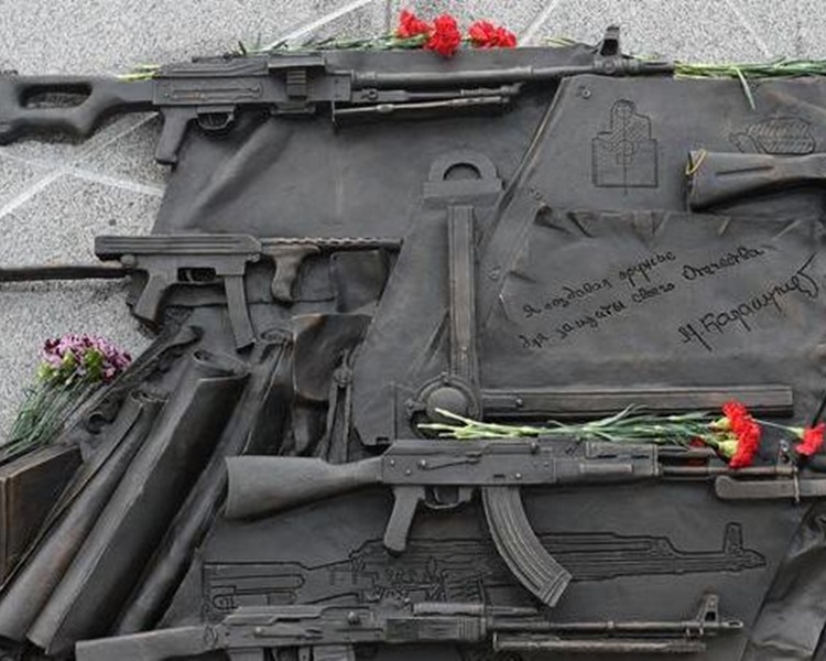 基座上的其中一枝槍是StG44槍。網圖