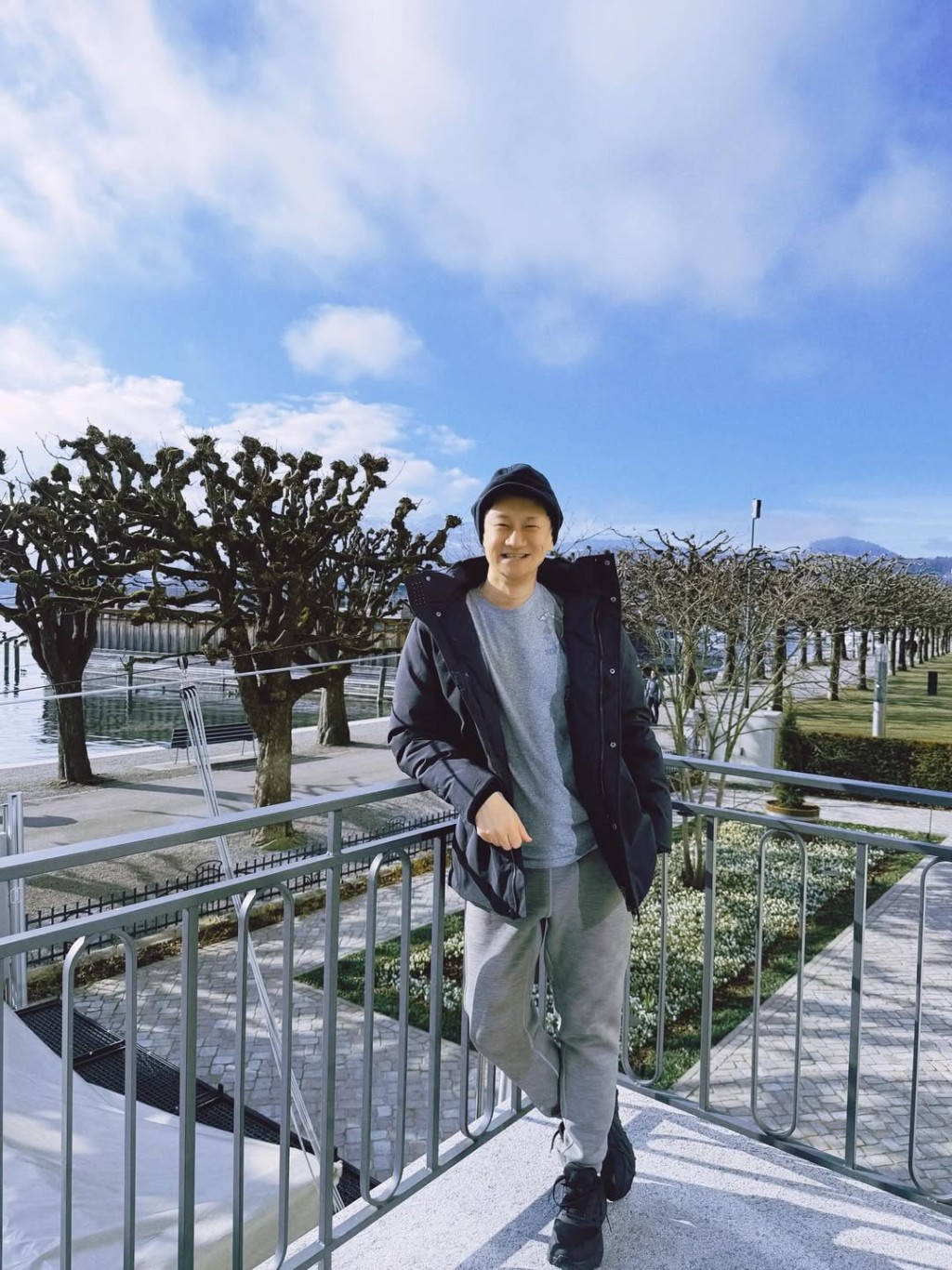 李浩林近日到了瑞士,新照看到他面上歲月痕跡明顯。 李浩林近日到了瑞士,新照看到他面上歲月痕跡明顯。