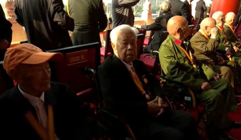 參加閱兵的羅競輝(左二)。 央視截圖 參加閱兵的羅競輝(左二)。 央視截圖